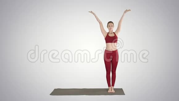 女人练习瑜伽站在延伸的角度练习厄蒂塔帕斯瓦科纳萨纳姿势在梯度背景视频的预览图