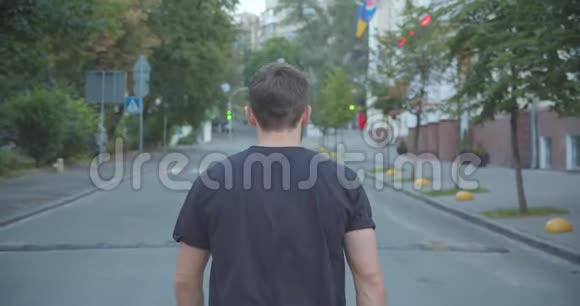 城市户外漫步街头的成年白种人运动男性慢跑者的特写照片视频的预览图