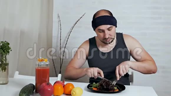 喜欢健康食物和番茄汁的胖秃头适当营养健康生活方式视频的预览图