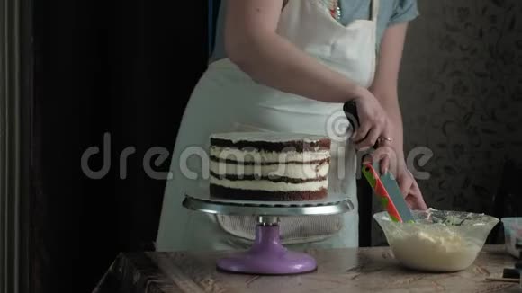 做巧克力蛋糕糖果师的工作视频的预览图