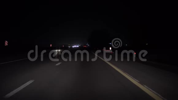 POV从公路的角度驾驶汽车夜间有限能见度超高视频的预览图
