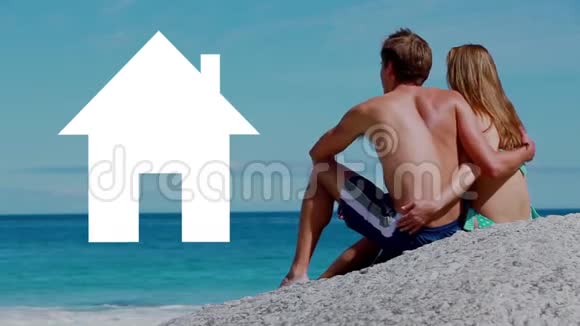 阳光明媚的海滩上有一对夫妇房子的图标充满了黄色视频的预览图