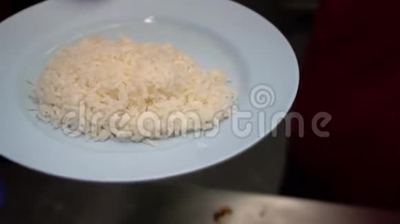 把鸡肉浇在米饭上准备吃视频的预览图