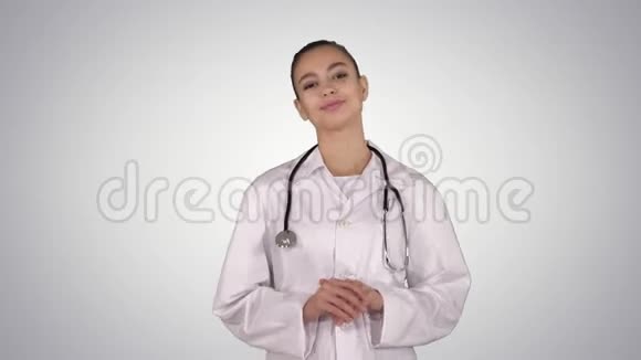 女医生用双手在渐变背景上显示一些东西视频的预览图