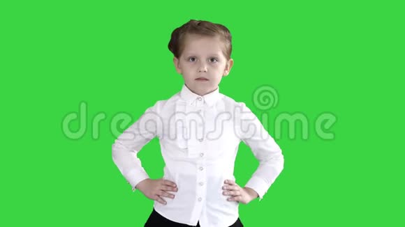 小可爱的女孩走路双手放在她的臀部在绿色屏幕Chroma键视频的预览图