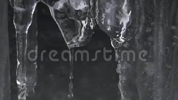 冬季或春季背景冰柱结冰滴水融水冰圈视频的预览图