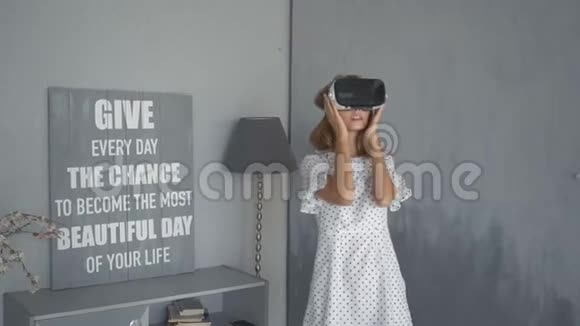 当她试着用VR护目镜时兴奋的女人张开嘴与虚拟环境互动视频的预览图