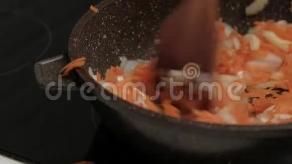 在锅里炒蔬菜特写镜头视频的预览图