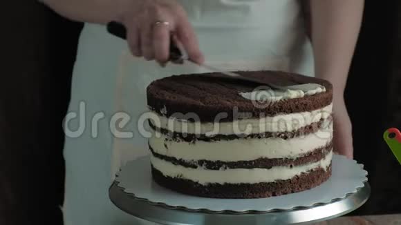 做巧克力蛋糕糖果师的工作视频的预览图