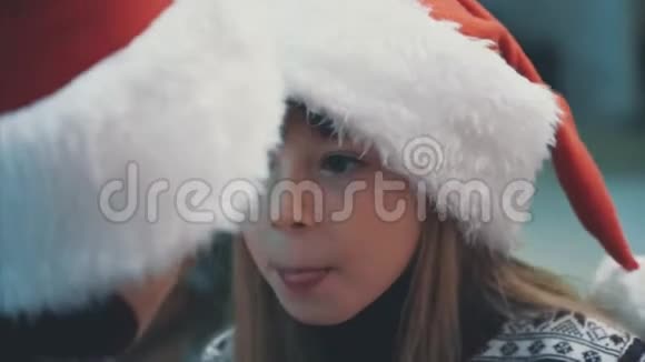 4k录像显示有头脑的孩子在平安夜戴着圣诞帽喝着热可可想知道他们在做什么视频的预览图