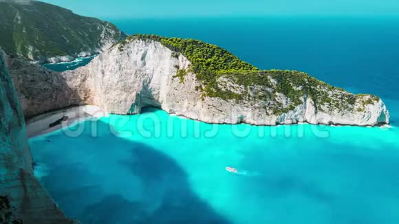 世界著名的纳瓦吉奥海滩Zakynthos希腊青绿色海水在白色沙滩上翻滚视频的预览图