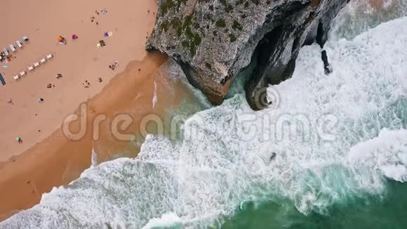 鸟瞰超现实普拉亚达阿德拉加海滩在辛特拉葡萄牙白色波浪向海滩翻滚视频的预览图