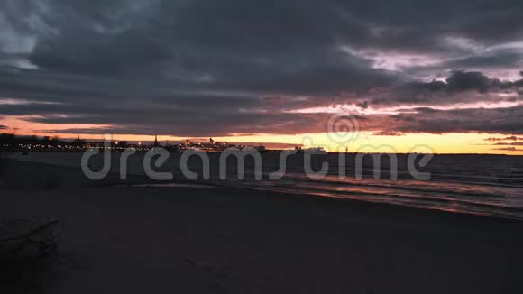 日落的海景和城市天空大海日落的时间流逝视频的预览图