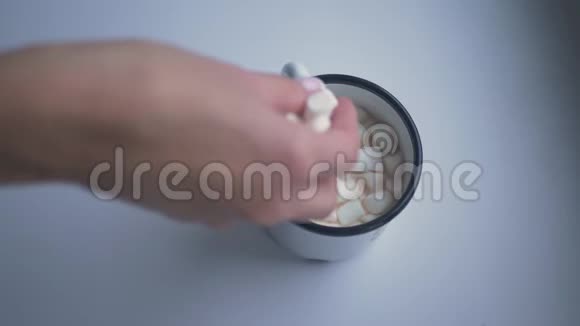 女人把棉花糖倒进杯子里视频的预览图