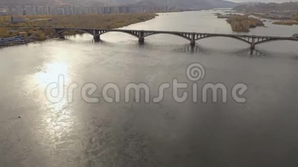 克拉斯诺亚斯克耶尼塞河上市政桥的鸟瞰图视频的预览图