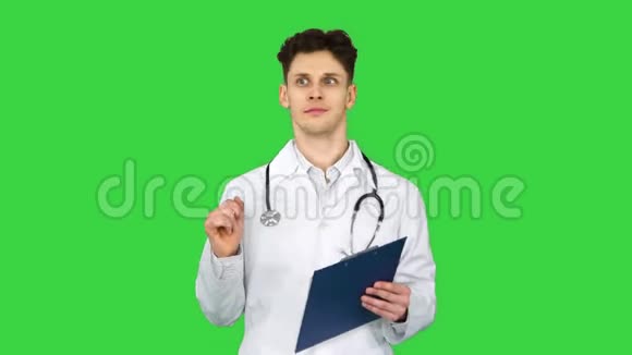 医生手握平板电脑上面有绿色屏幕上的文件Chroma键视频的预览图