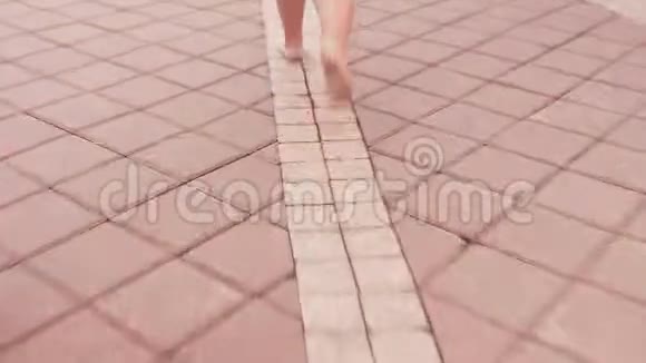穿着白色裙子光着脚跑在城市大街上的女孩视频的预览图