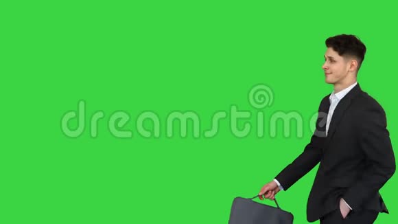 商务男士见面迟到了成功男士一开始穿西装跳舞然后在绿色屏幕上奔跑Chroma视频的预览图