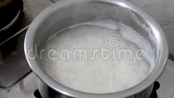 白米饭在水中蒸锅煮的特写视频视频的预览图
