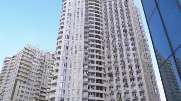 多层建筑或摩天大楼的公寓外观全景视频的预览图