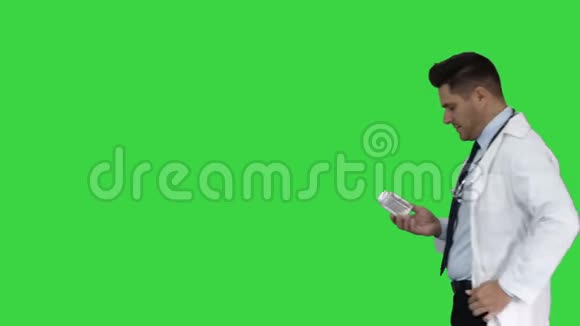 药剂师看相机在绿色屏幕上显示白色瓶子受体新药铬键视频的预览图