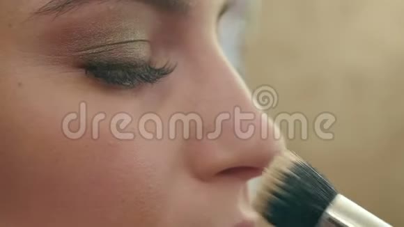 专业化妆化妆粉的应用视频的预览图