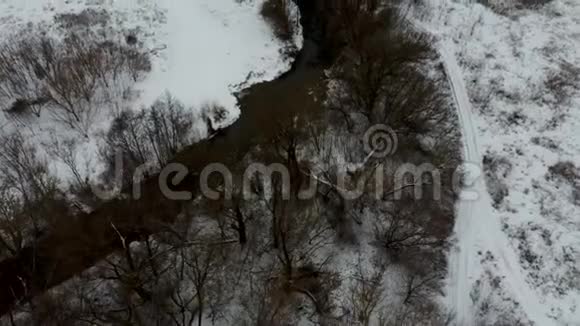在寒冷的冬日里平静的河水和寒冷的灰色的冬季乡村视频的预览图