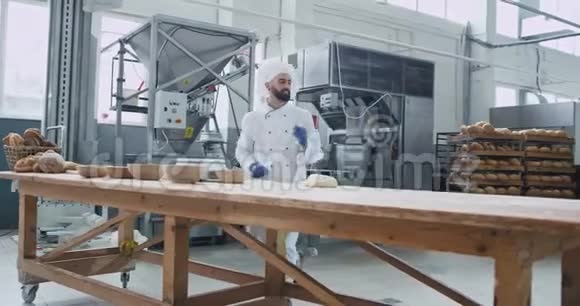 大制作面包店的大型视频拍摄跳舞的滑稽面包师有胡子的人同时准备面团烘焙视频的预览图