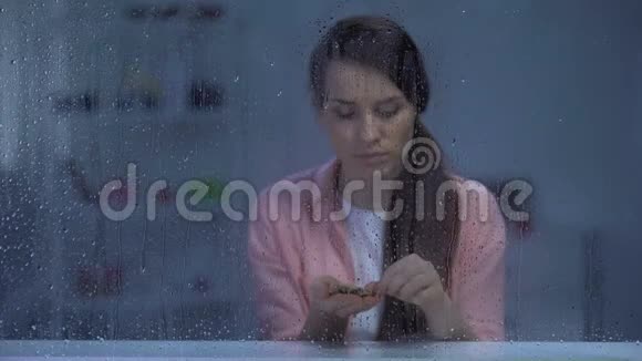 可怜的女士在雨窗后面数硬币预算不佳收入低视频的预览图