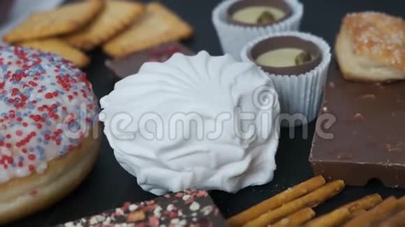 不健康的糖食甜甜圈糖果饼干和巧克力引起糖尿病的产品视频的预览图