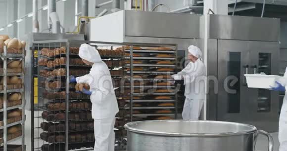 面包行业面包师准备面团把面粉加入一个大容器背景工人安排面包和面包视频的预览图