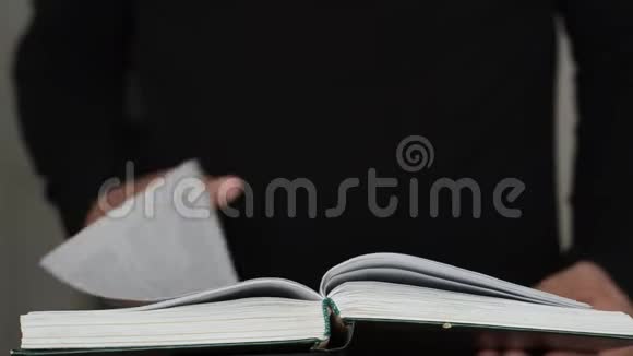 一个男人翻来覆去读一本书视频的预览图