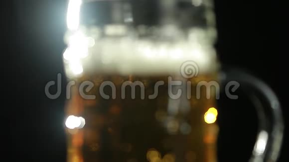 黑色背景上的一杯啤酒无聚焦模糊图像视频的预览图