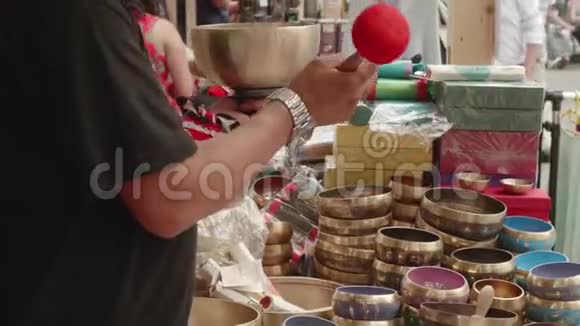 尼泊尔文化节期间市场上有藏语唱碗视频的预览图
