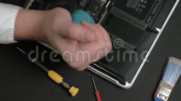 笔记本修理微型芯片关闭视频的预览图