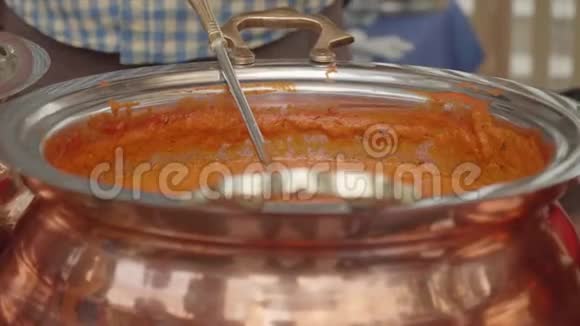 近景不寻常的尼泊尔橙酱砂锅视频的预览图