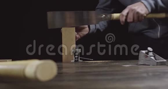 木匠锯木细作胡须梳木匠做了一把手工木梳4Kk视频视频的预览图