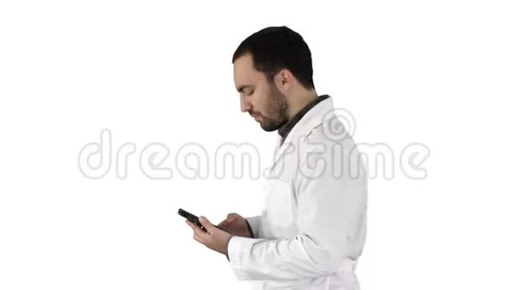 英俊的男性健康护理专业人士或医生或护士的特写肖像在白色背景下用手机发短信视频的预览图