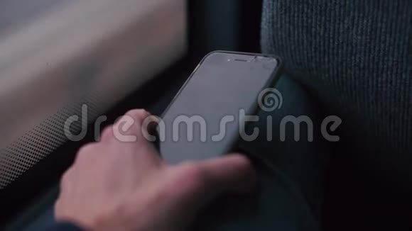 一辆公共汽车乘客手中的一个破碎的智能手机屏幕的特写视频的预览图