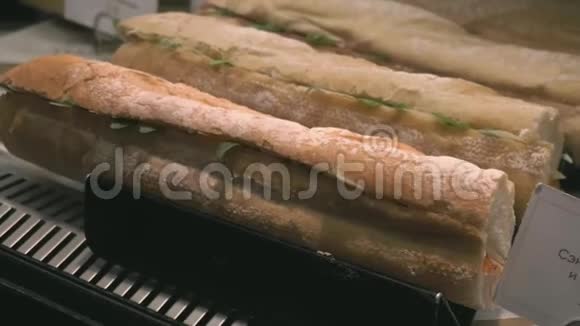 午餐大的长三明治从面包和填充物在柜台店面商店小餐和小吃视频的预览图