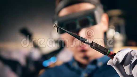 人在珠宝车间工作时焊接金属环视频的预览图