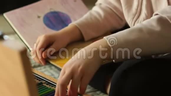 地球的未来孩子们用彩色铅笔在素描盒里画画地球和人类形象视频的预览图