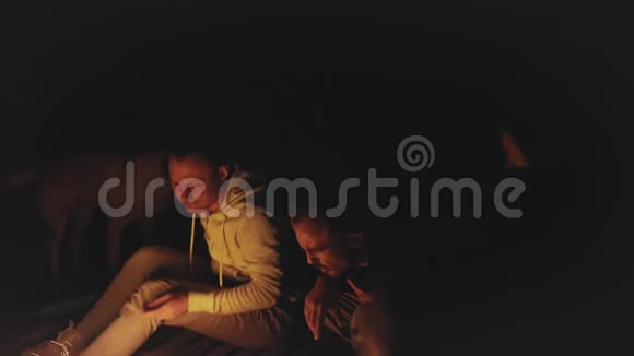 一群朋友晚上在海边的篝火旁玩快速视频慢动作全高清视频的预览图