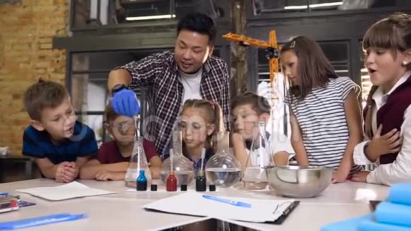 有六个孩子在化学实验室从事化学反应工作的亚洲科学家化学反应蓝色视频的预览图