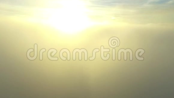 令人惊叹的空中直升机无人驾驶飞机在蓝天黄昏日落阳光云景下的白色雨蓬松云上飞行视频的预览图