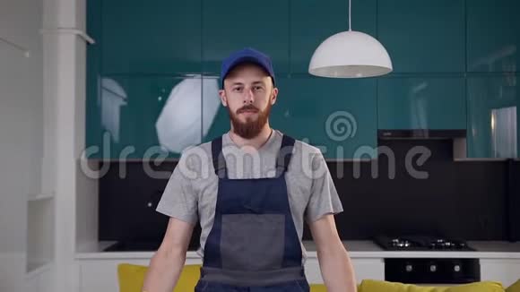 现代美食中穿着工服双臂交叉站立的有魅力的大胡子清洁人员视频的预览图