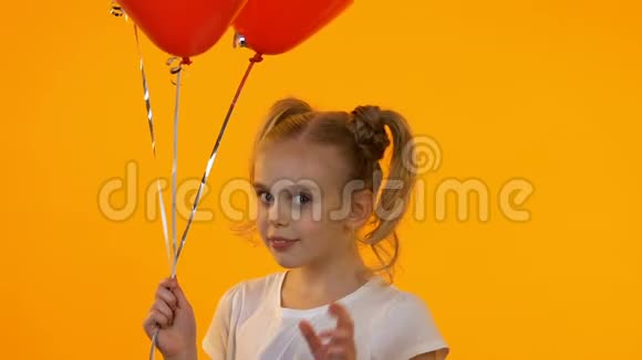带着气球的小女孩在镜头上亲吻空气第一次同情视频的预览图