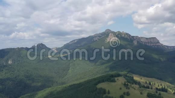 山上的夏日景象森林上空的无人机视频的预览图