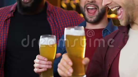 多个男性朋友在酒吧里喝啤酒晚上休闲视频的预览图
