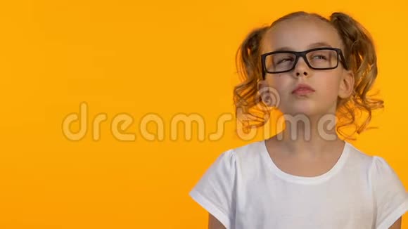 戴眼镜的聪明的女孩子有想法知识好奇心模板特写视频的预览图